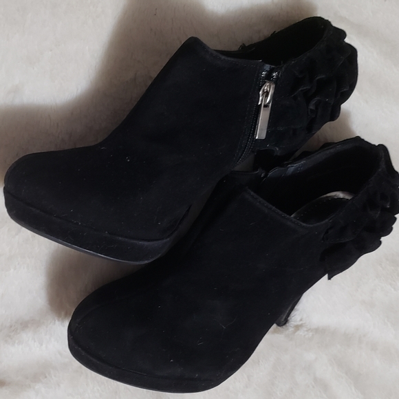 Shoes - Picture 2 of 4